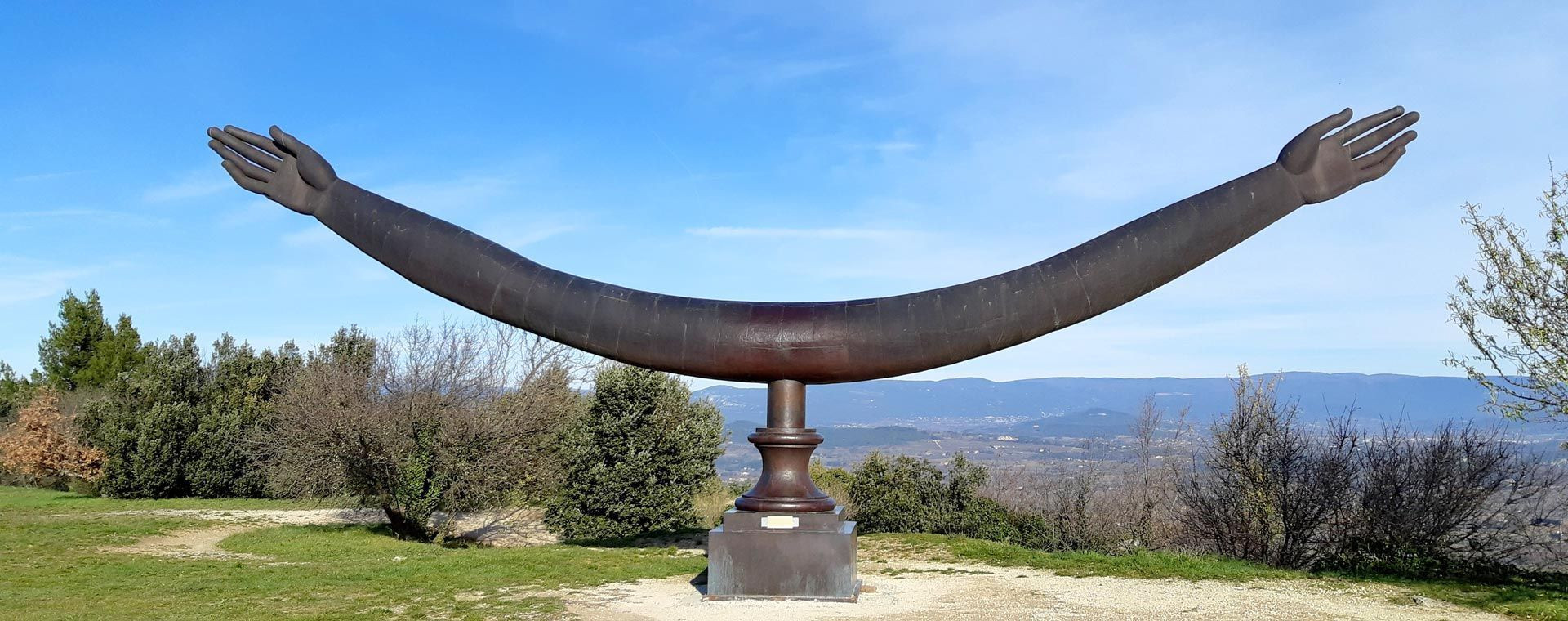 Sculpture du Grand Arbre des bras tendus - Luberon - Provence - France