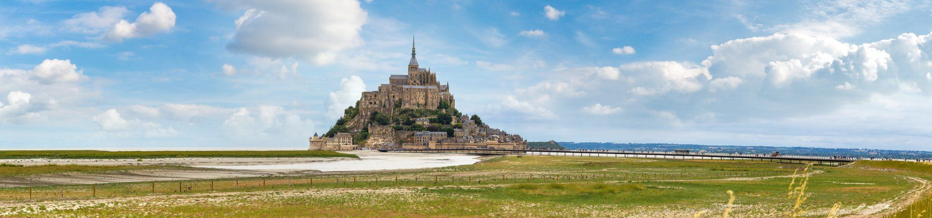 Vue panoramique du Mont-Saint-Michel et sa baie - Normandie - France