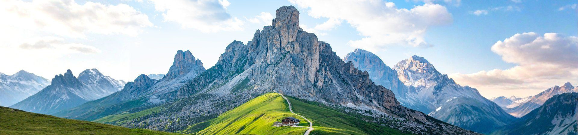 Sommets rocheux et prairies verdoyantes du Passo Giau - Dolomites - Italie