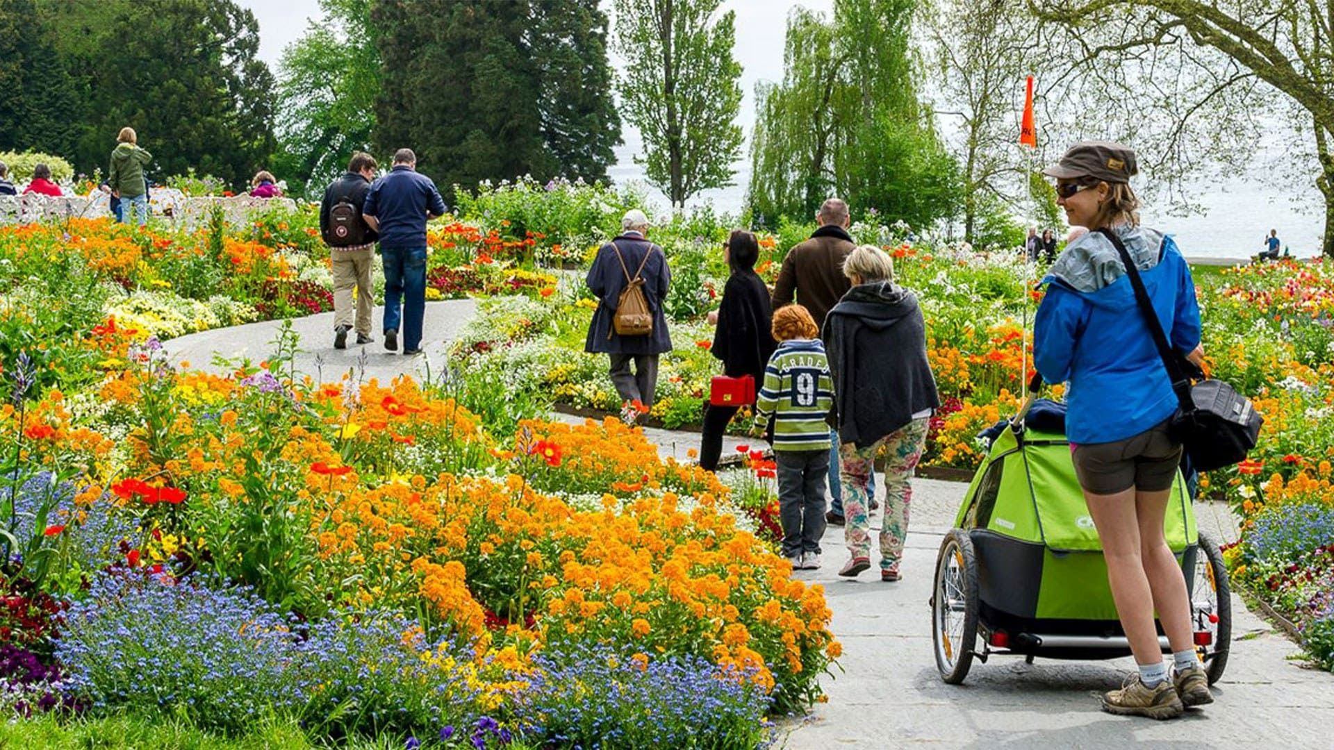 Promeneurs dans un parc fleuri au bord du lac de Constance - Allemagne