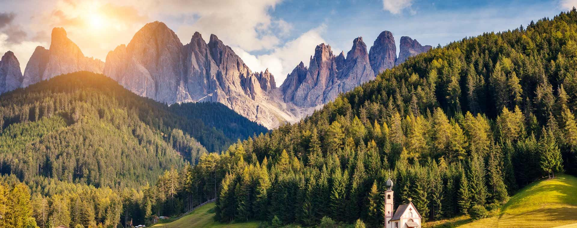 © Creative Travel Projects Église de Santa Maddalena et pics du Puez-Odle - Val di Funes, Dolomites - Italie