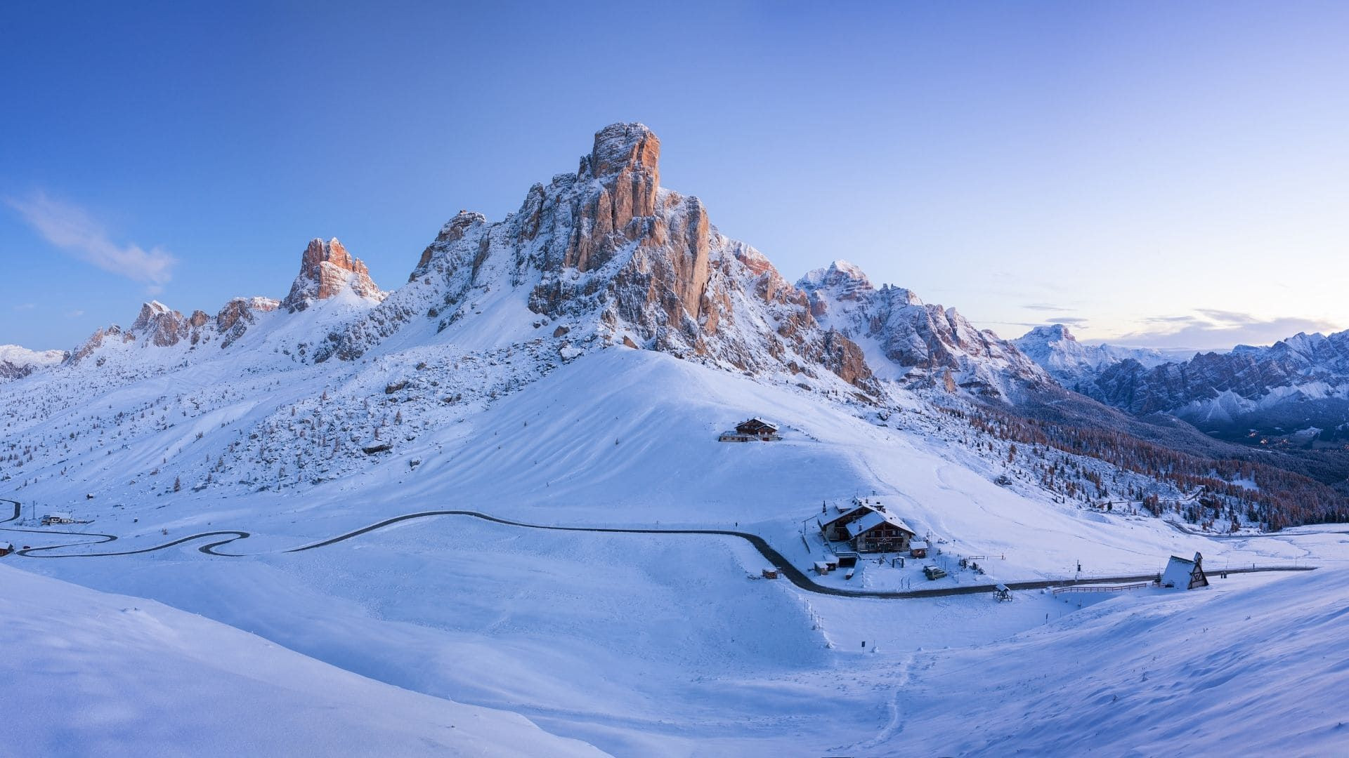 Ra Gusela enneigée au lever du jour - Passo Giau - Dolomites - Italie