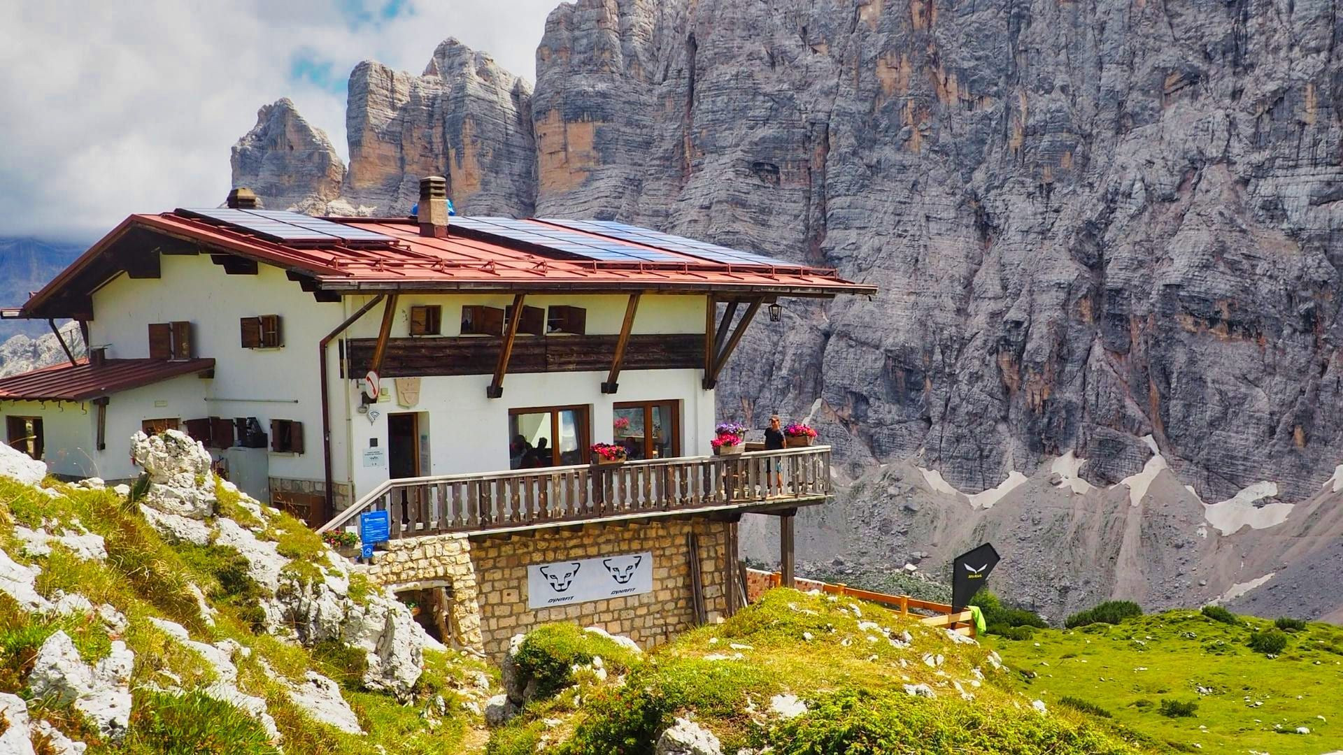 Refuge du Passo Staulanza au pied des parois - Dolomites - Italie