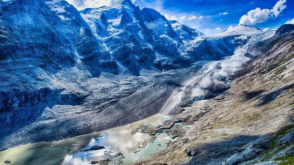 Glacier de la Pasterze descendant vers un lac glaciaire - Alpes autrichiennes - Autriche