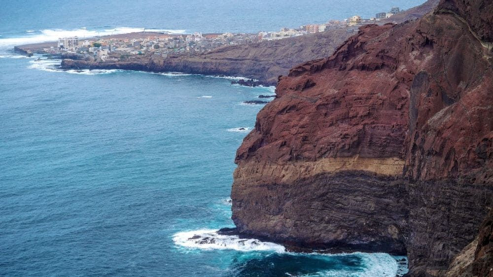 Falaises côtières et village en bord d'océan - Santo Antão - Cap-Vert
