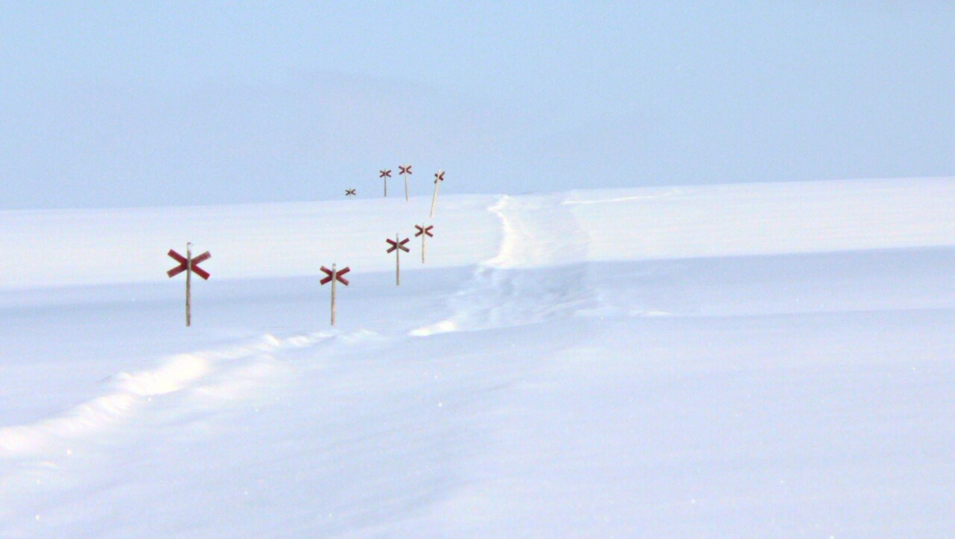 Chemin De Croix Rouge Pour Se Reperer Sur Le Desert Polaire Wilfrid Valette - Suède