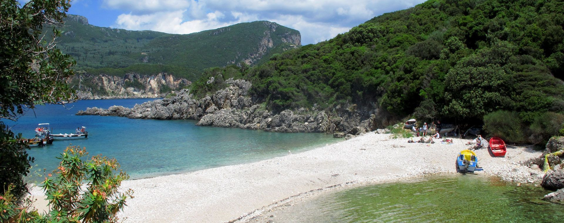 Plage de galets de Limni et sa baie boisée - près de Liapades - Corfou, Grèce