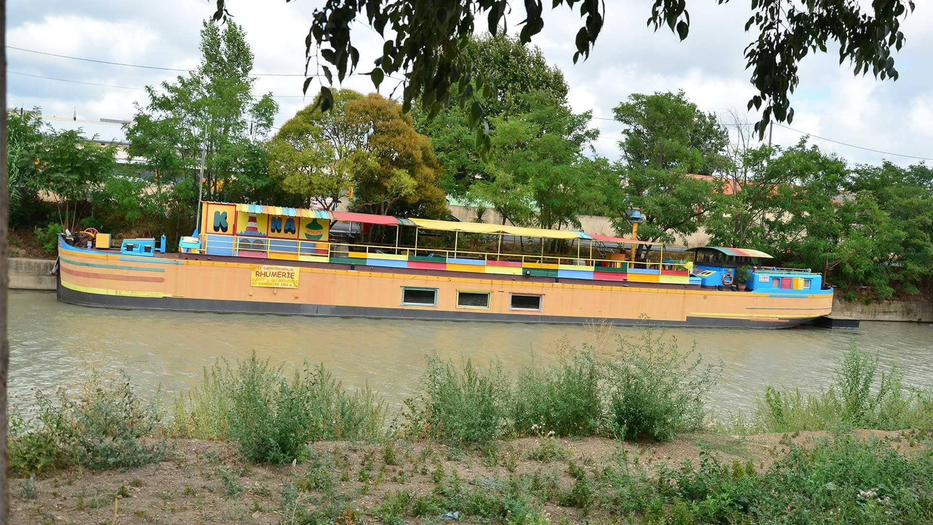 © Oriane Tempé Péniche colorée sur un canal - Luberon - France
