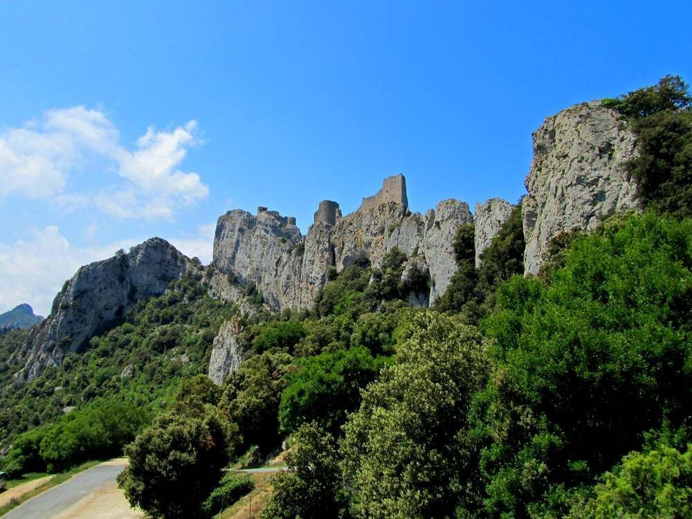 Forteresse cathare perchée sur les falaises calcaires - Occitanie - France