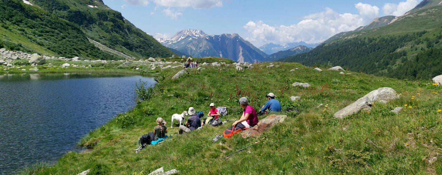 Pique-nique de randonneurs au bord d'un lac - Alpes - Suisse