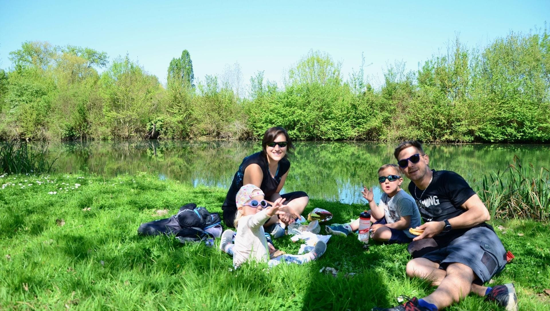 Pique-nique familial au bord de la Loire - entre Amboise et Tours, France