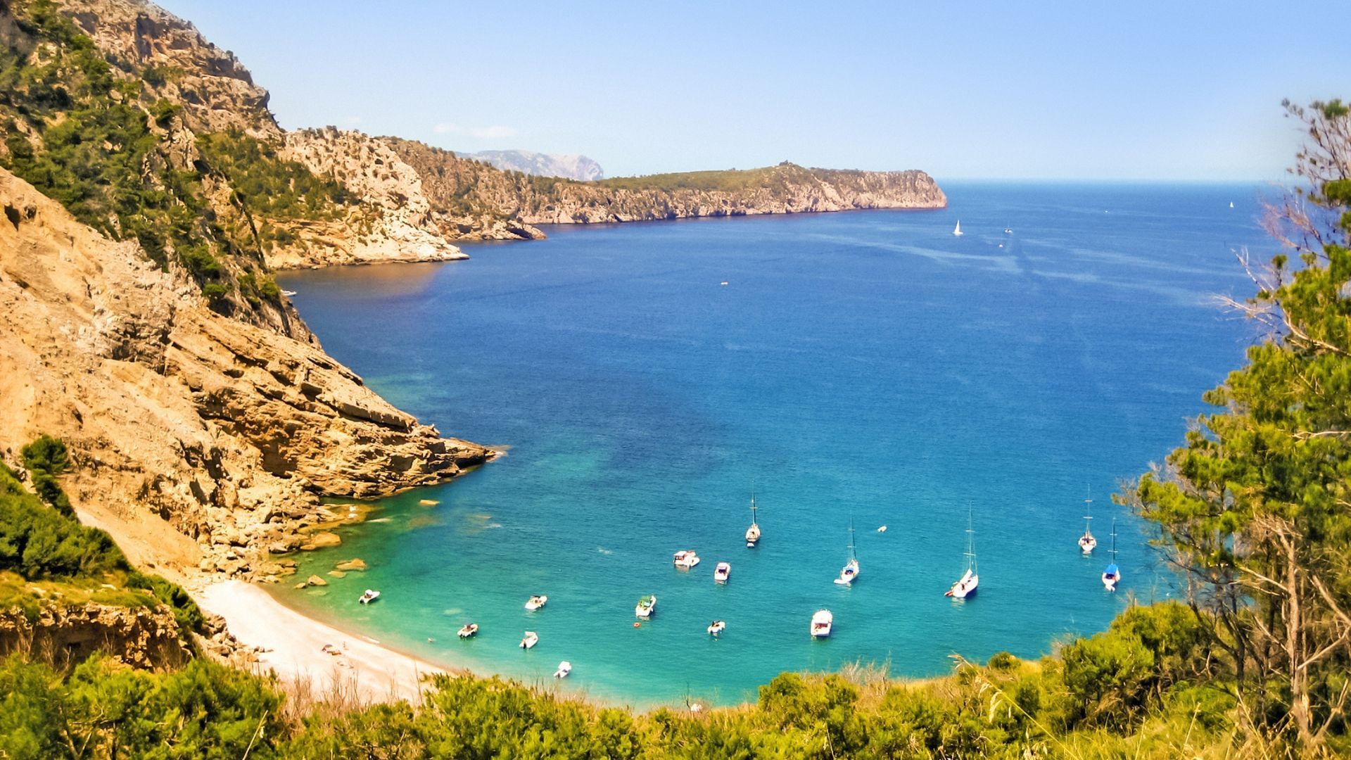 Crique aux eaux turquoise et voiliers - Majorque - Espagne