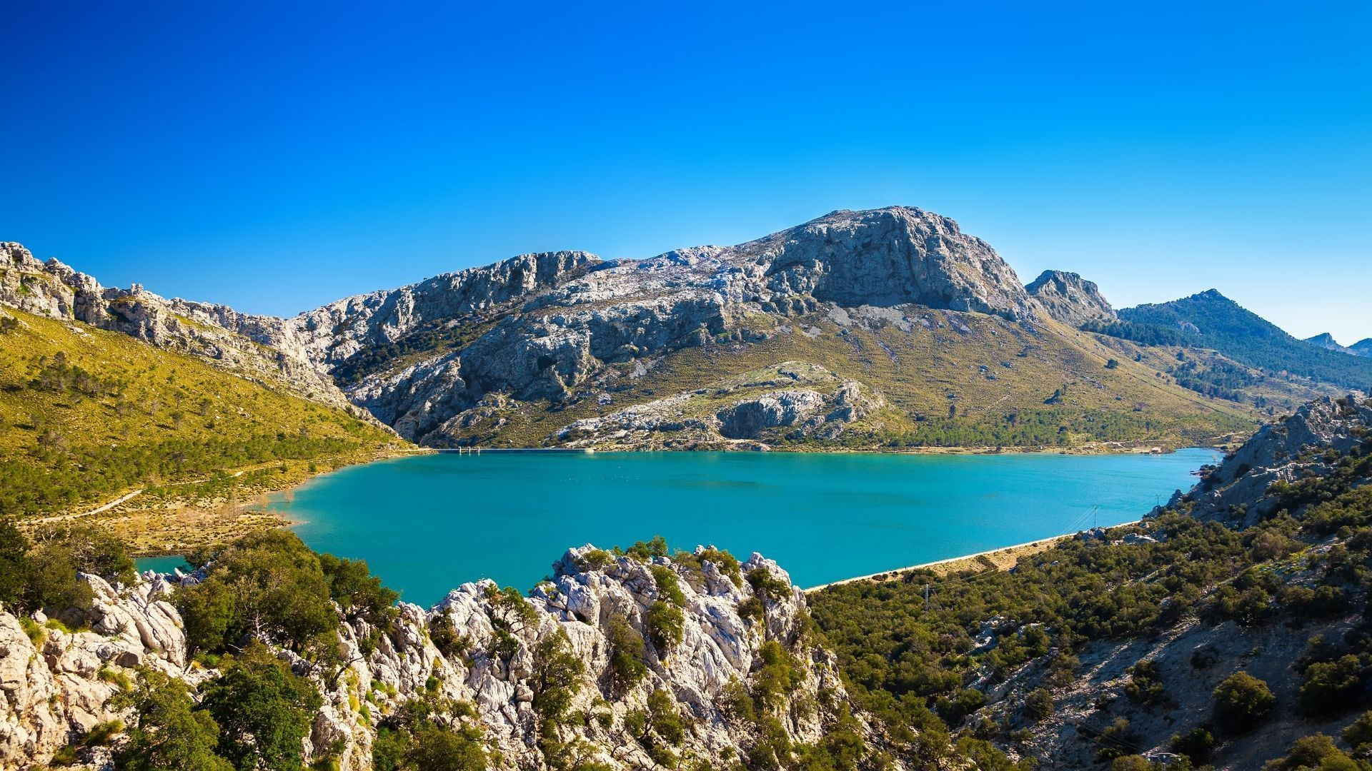 Lac turquoise et montagnes de la Serra de Tramuntana - Majorque - Espagne