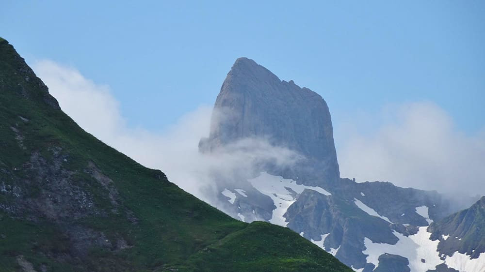 Sommet de la Pierra Menta dans la brume - Beaufortain - France