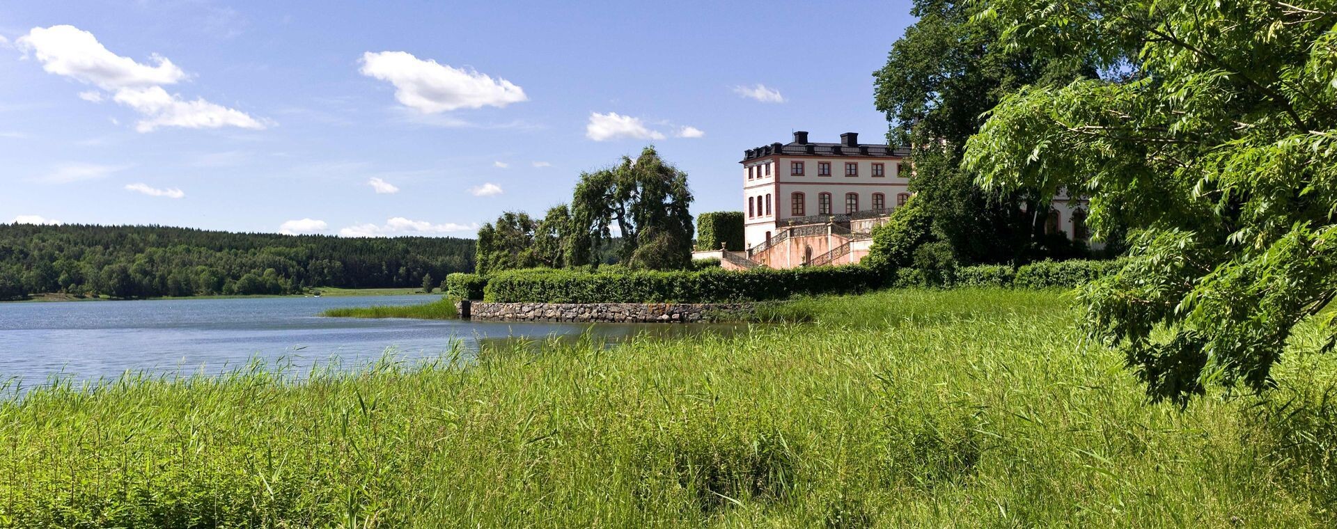 Manoir rose au bord d'un lac boisé - Sörmland - Suède