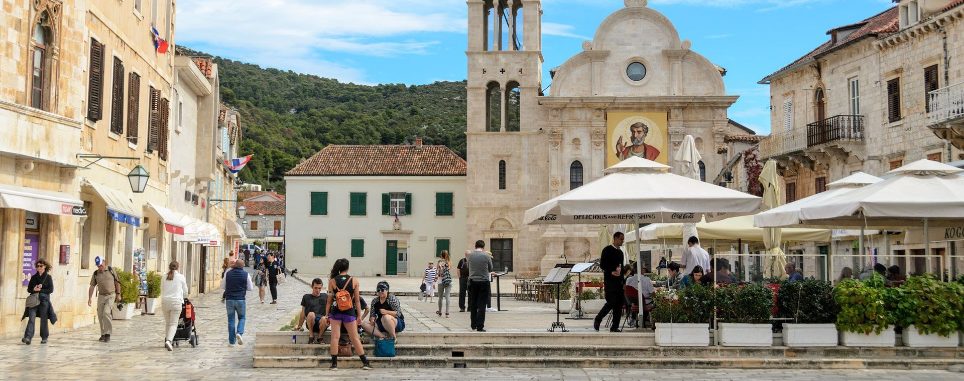 Place animée et cathédrale - Hvar - Dalmatie, Croatie