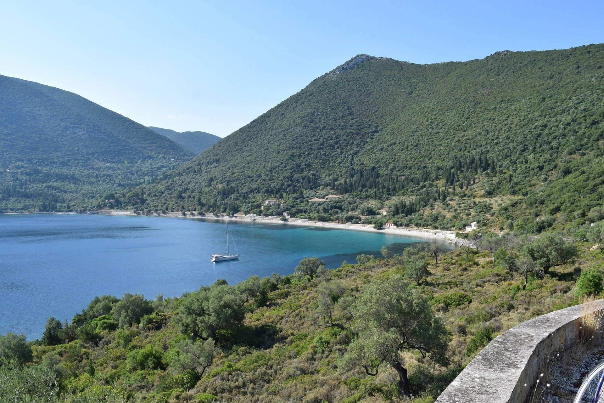 © Angelo Carniato Baie et plage avec bateau au mouillage - Paxos - Îles Ioniennes, Grèce (2)