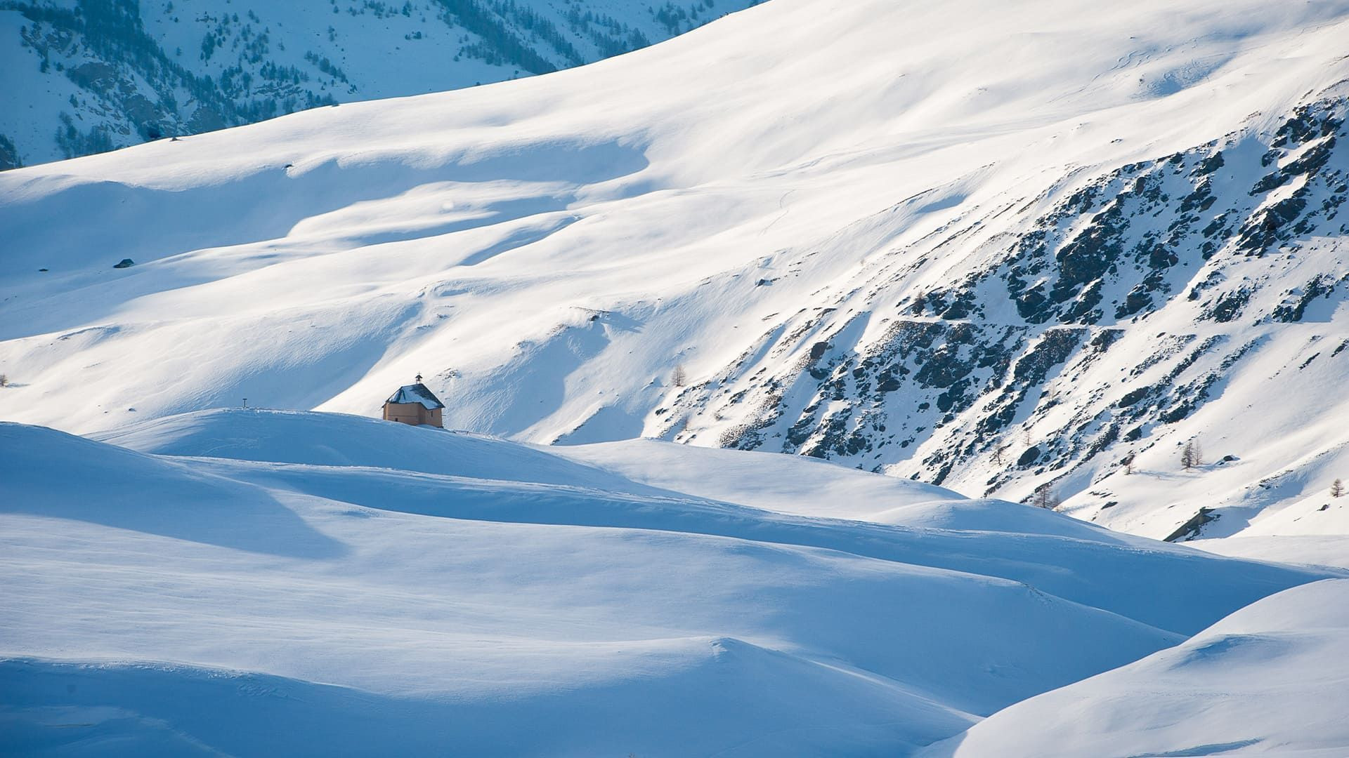 Refuge du Plan Glacier sous la neige - Massif du Mont-Blanc - France
