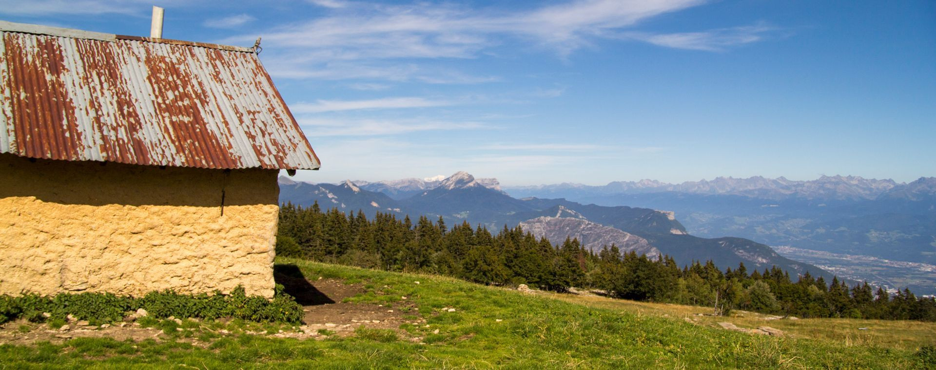 Cabane et panorama sur le plateau de Moliere - Vercors - France