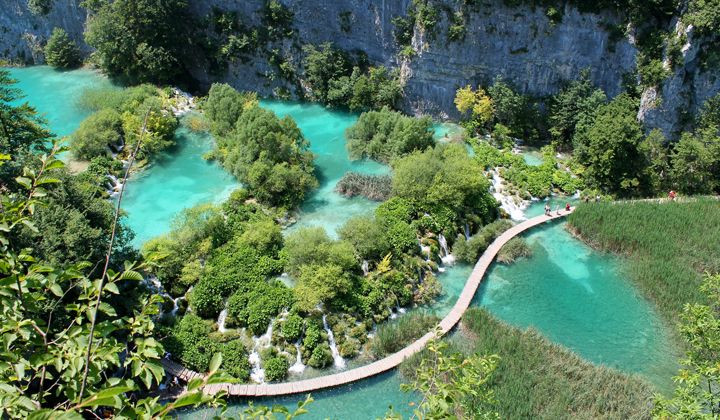 Lacs turquoise et passerelle en bois - Parc de Plitvice - Croatie