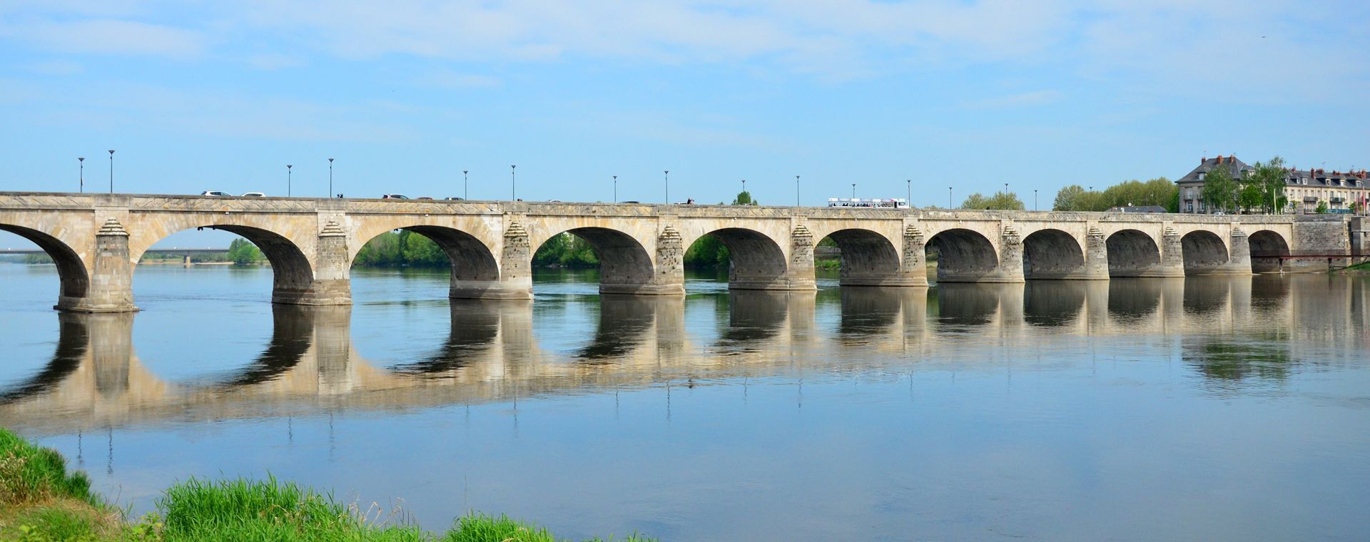 Pont Cessart sur la Loire à Saumur - France