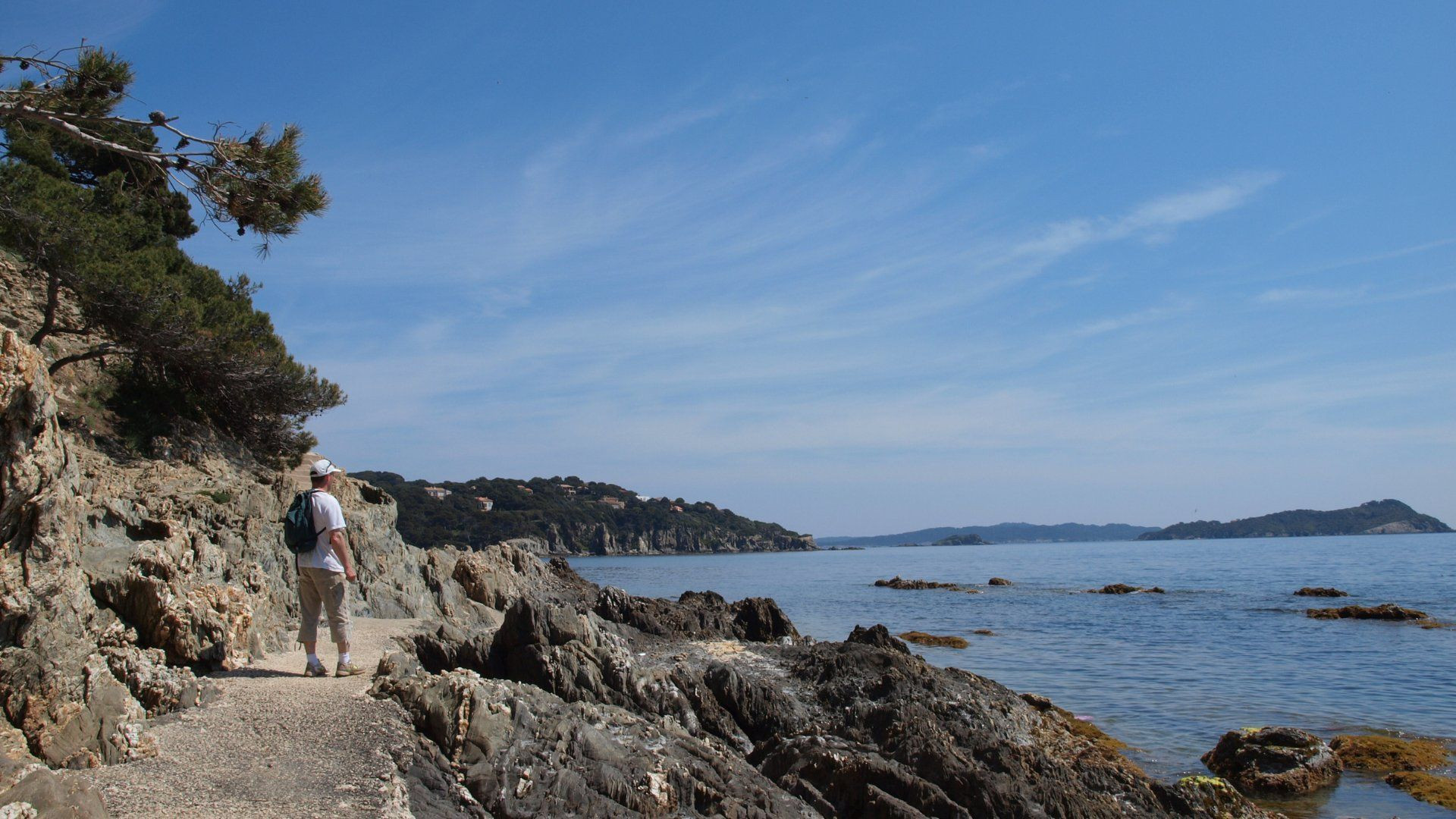 Randonneur sur le sentier côtier face à la baie - Port-Cros - Var - France