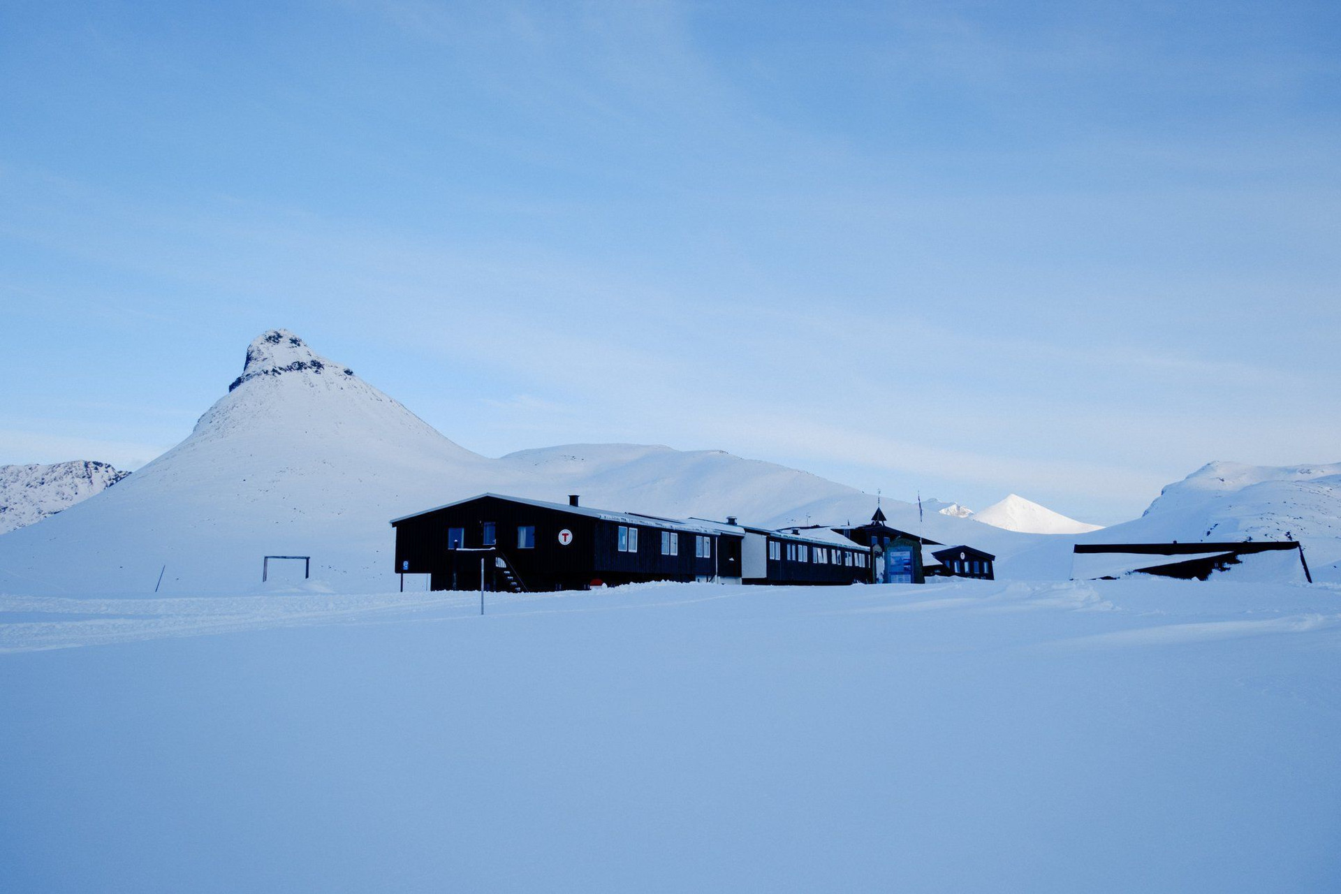 Refuge de montagne enneigé au pied d'un sommet - Islande