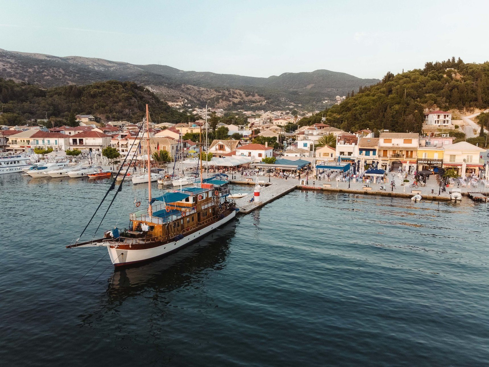 © Boelle Yvon Vieux gréement en bois dans le port du village - Îles Ioniennes - Grèce (2)