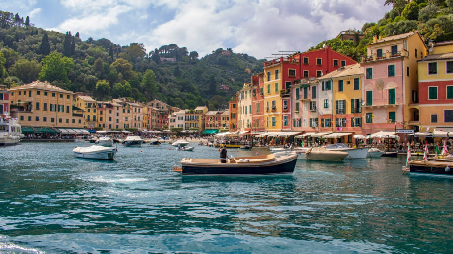 Barque dans le port aux maisons colorées - Portofino - Ligurie, Italie