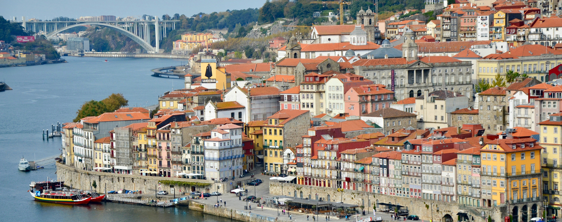 Quais colorés de la Ribeira sur le Douro - Porto - Portugal
