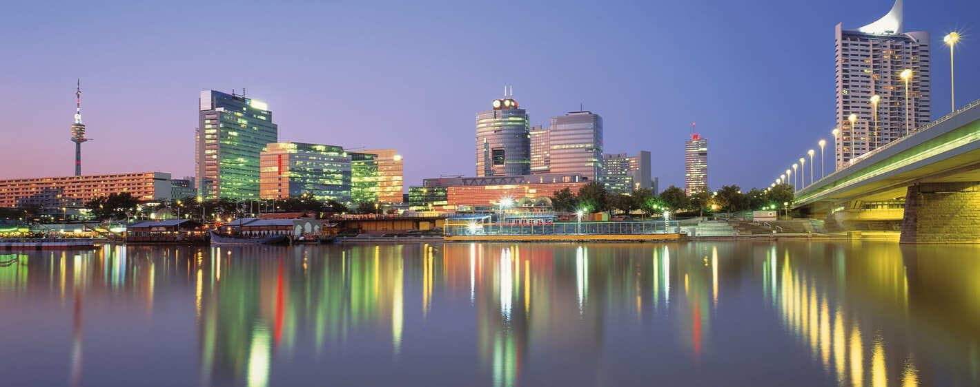 Quartier d'affaires Donau City au crépuscule - Vienne - Autriche