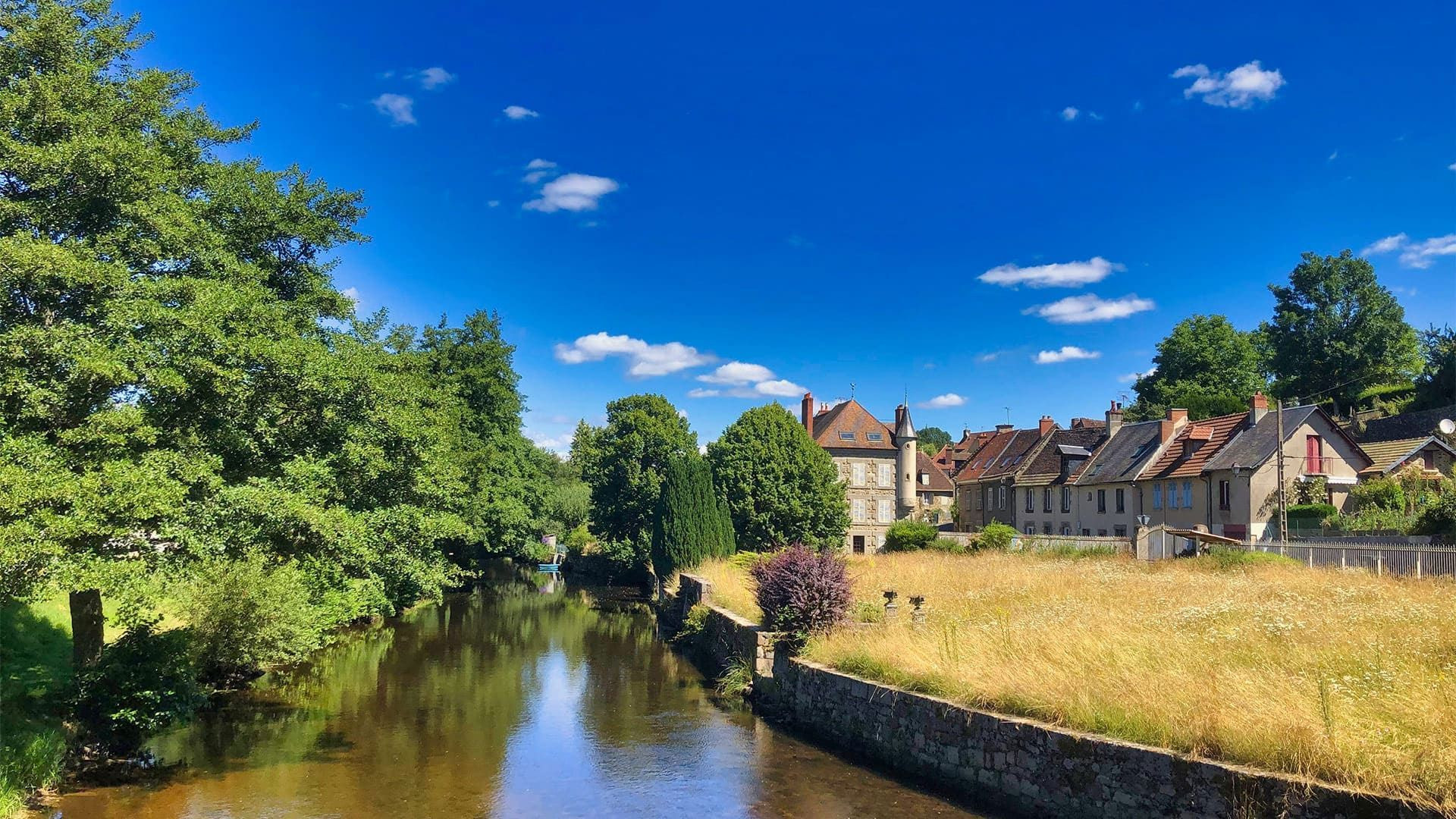 Rivière bordée de maisons anciennes - près de Győr - Hongrie