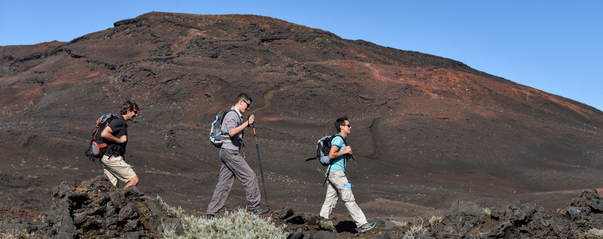 Randonneurs sur les pentes volcaniques du Piton de la Fournaise - La Réunion