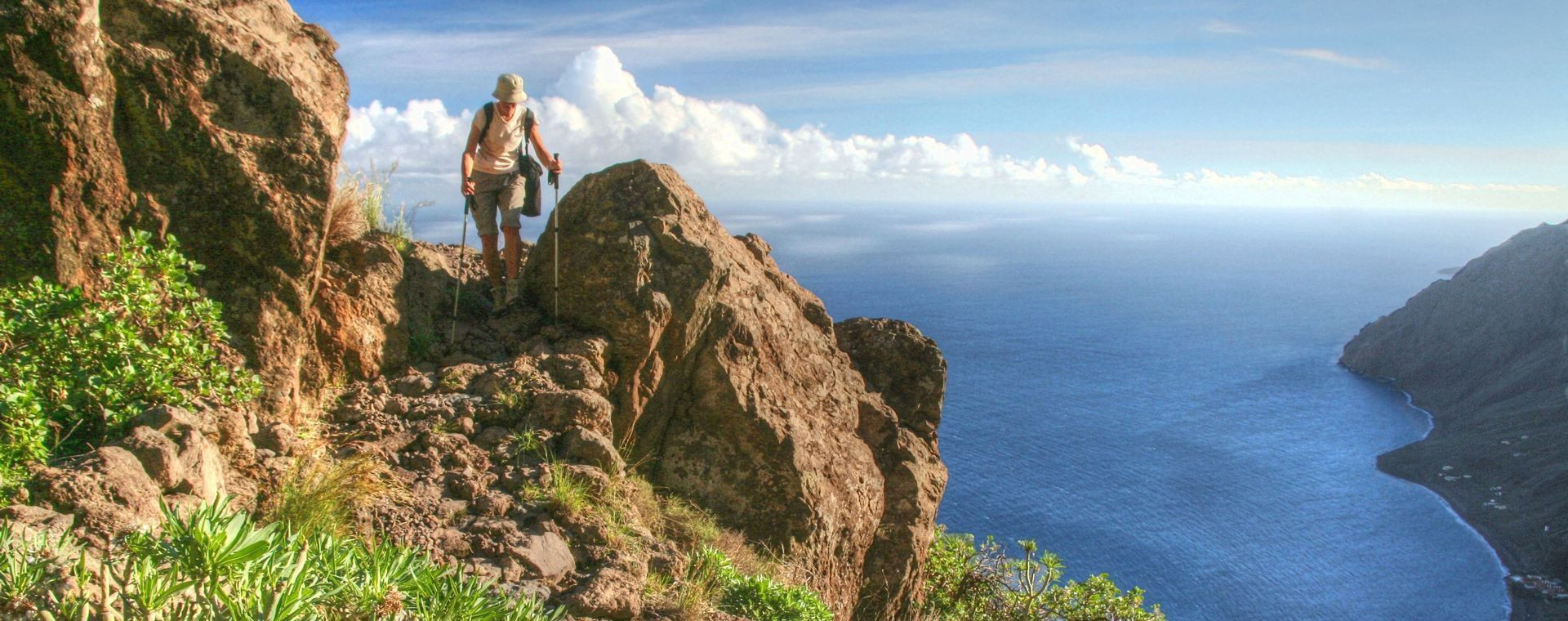 Randonneuse sur une crête au-dessus de l'océan - El Hierro - Canaries