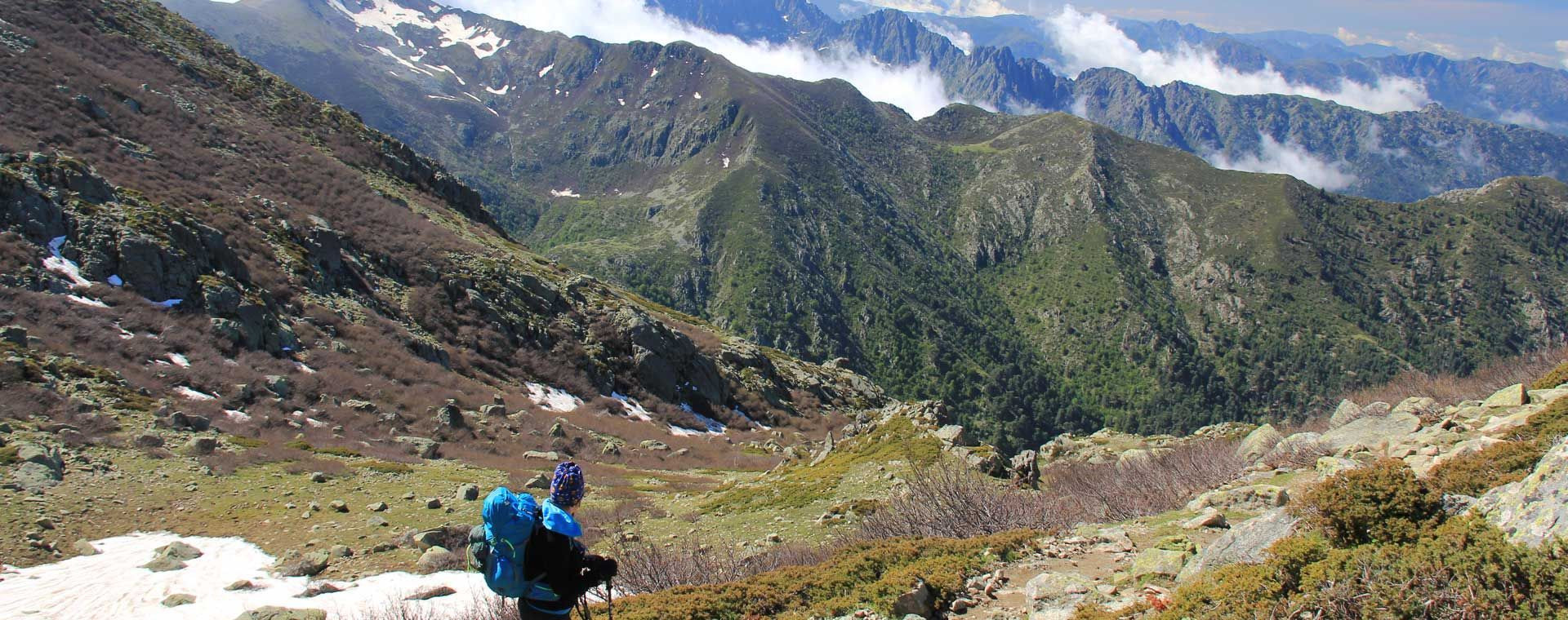 Randonneur descendant un sentier de montagne - GR20 - Corse - France