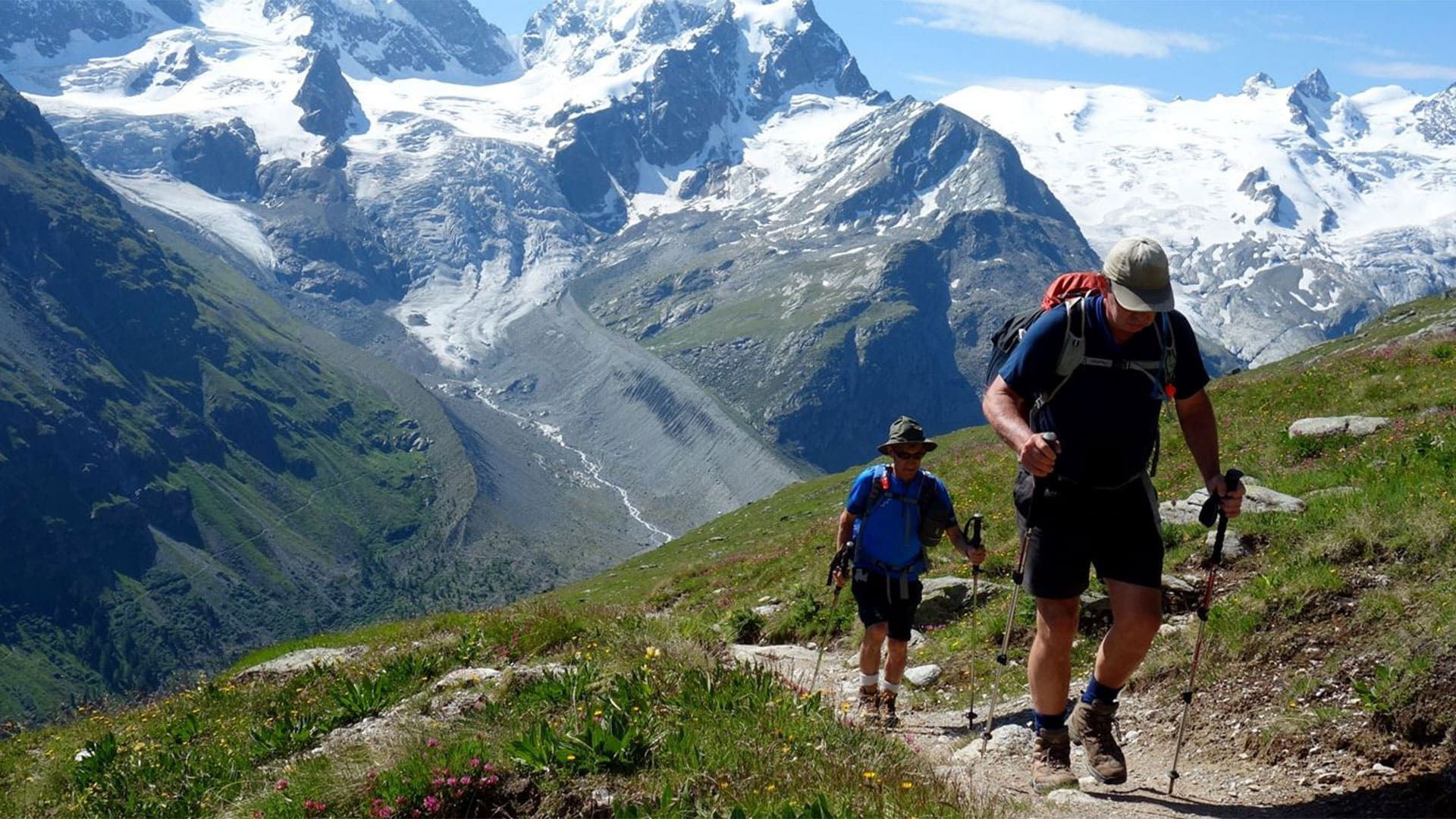 Randonneurs face aux glaciers - Trek Munich Lac de Côme - Alpes