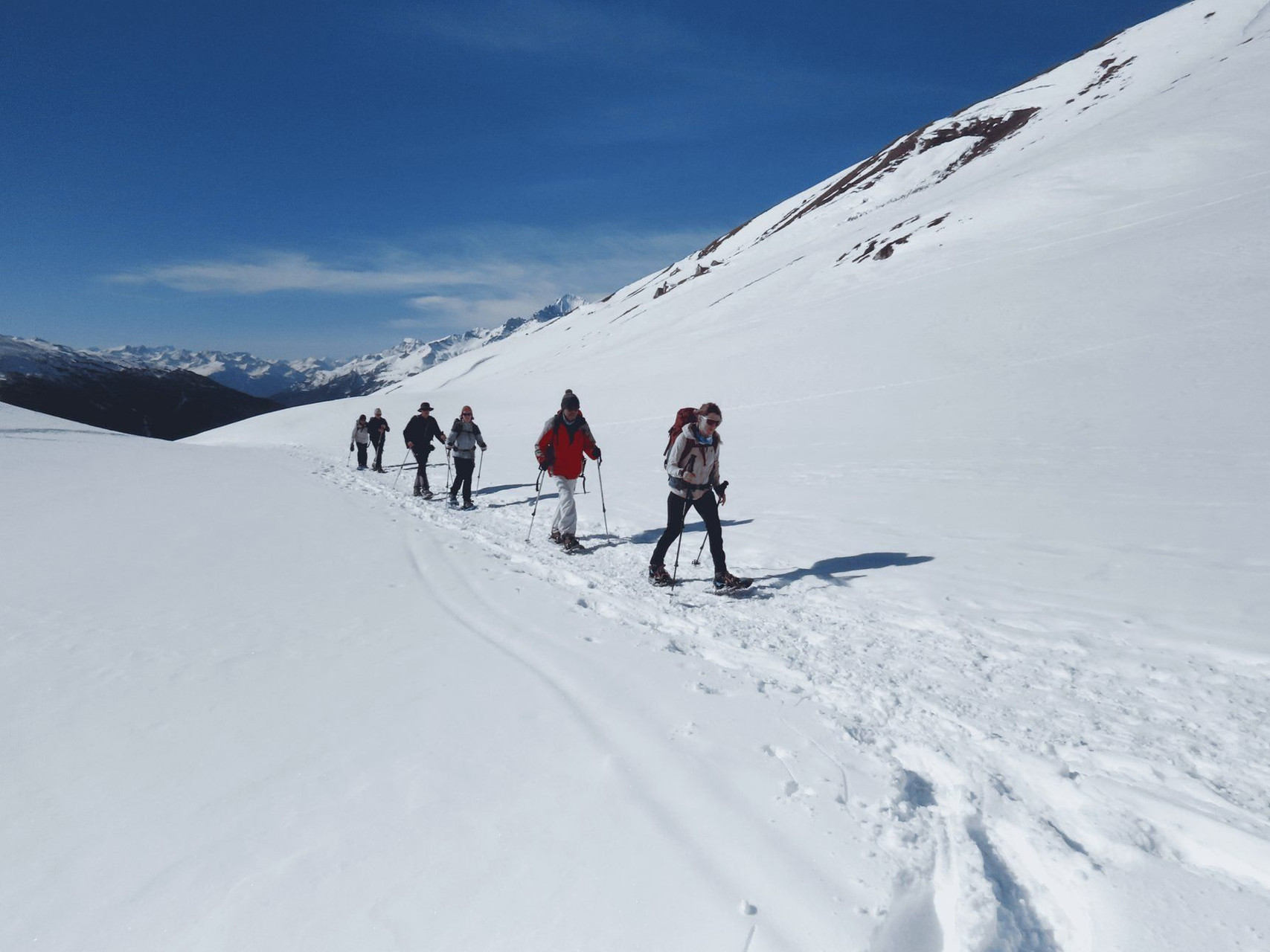 Groupe en raquettes à neige sur la pente enneigée - Bessans - Haute-Maurienne - France