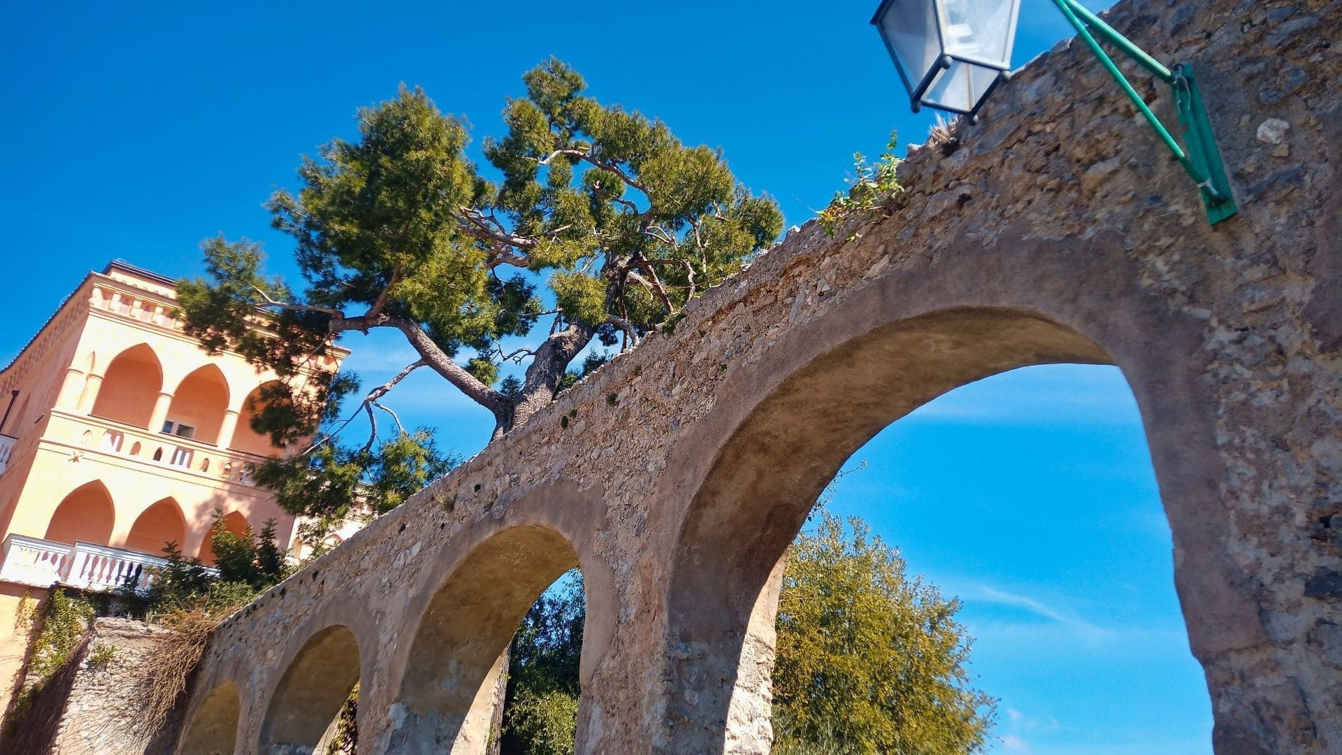 © Tania Gherli Arches de pierre et villa face au ciel - Ravello - Côte Amalfitaine, Italie