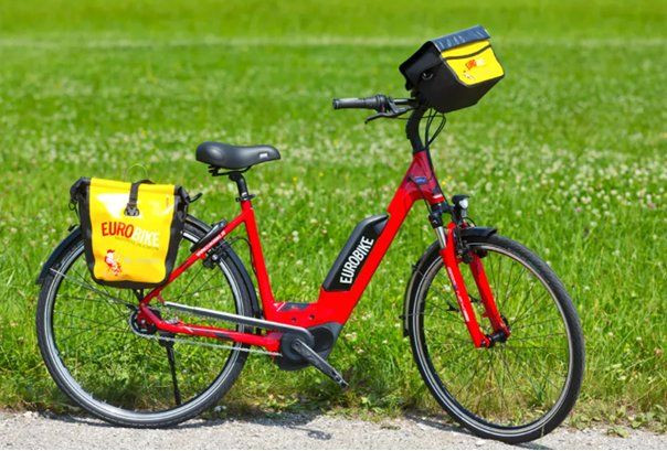 Velo electrique rouge Eurobike avec sacoches jaunes - Venise-Florence Italie