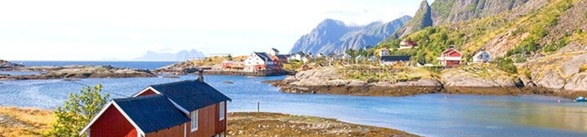 Cabanes de pêcheurs rouges au bord du fjord - Îles Lofoten - Norvège