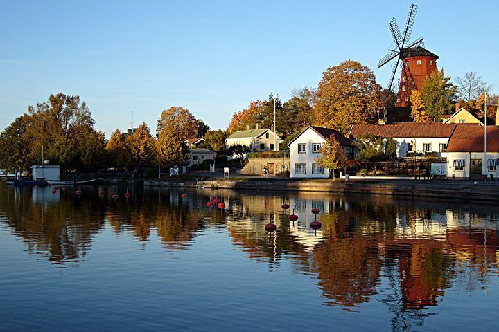 Moulin rouge et reflets sur le lac - Au pays de Nils Holgersson - Suède