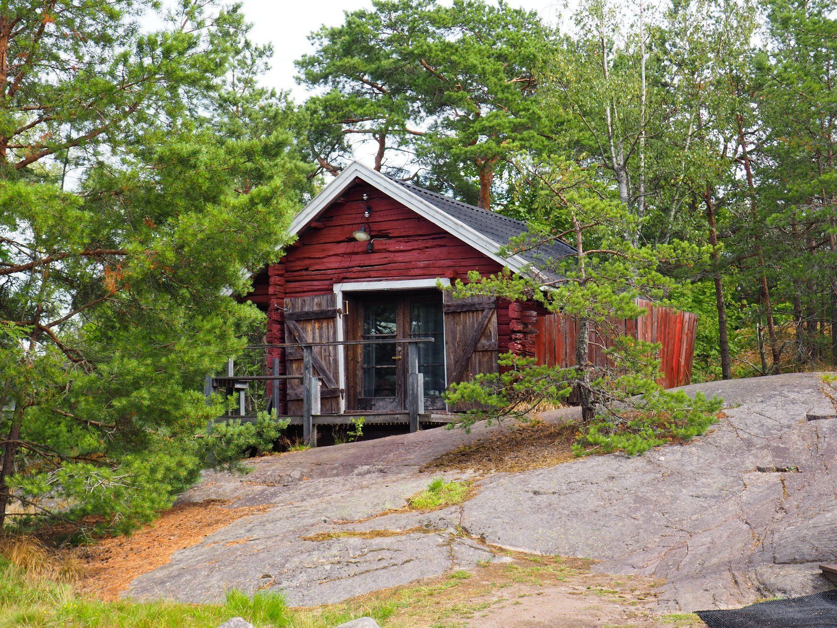 Chalet rouge en bois dans la forêt à Nauvo - Archipel de Turku - Finlande