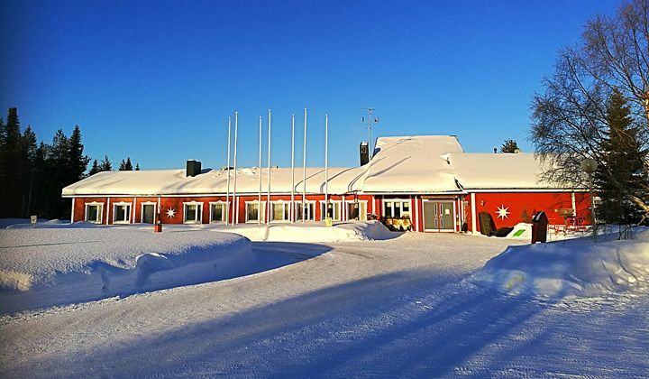 Hôtel Seita rouge enneigé sous un ciel bleu - Laponie finlandaise