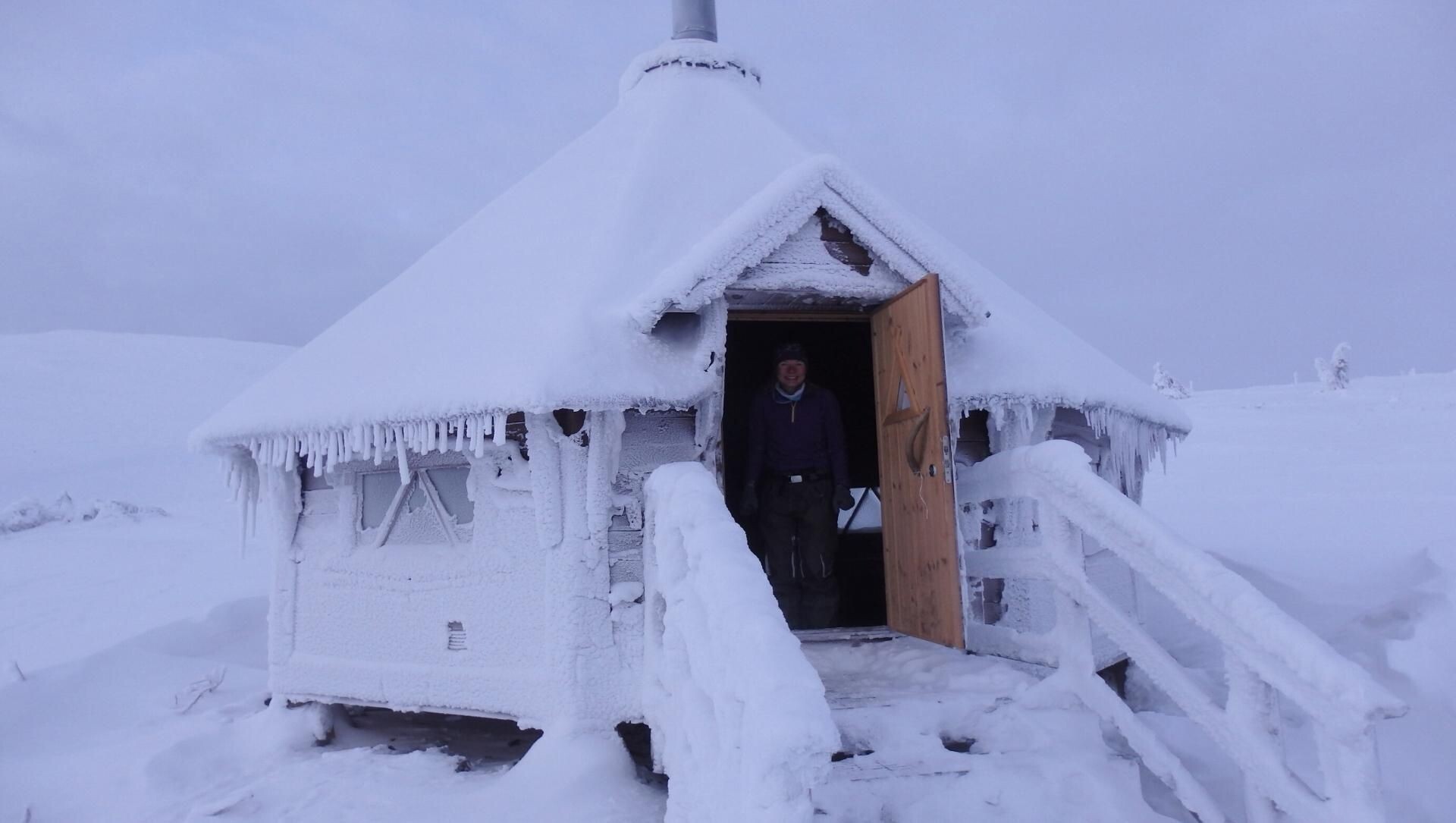 Refuge couvert de givre et de stalactites de glace - Laponie - Finlande