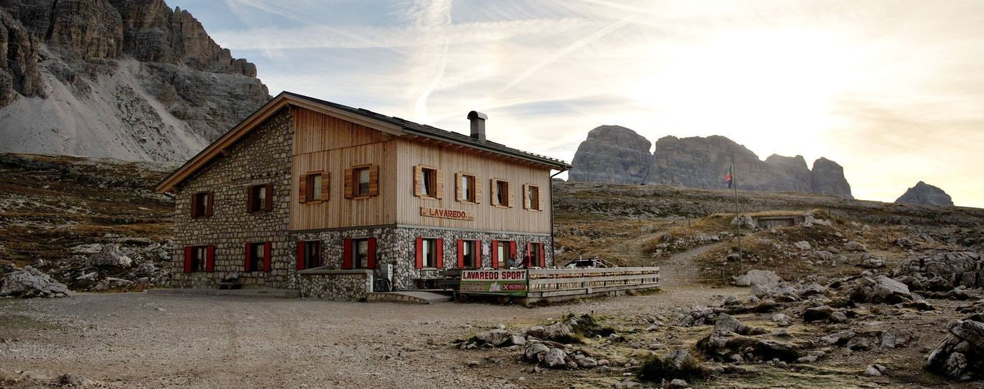 Refuge Lavaredo au pied des sommets - Dolomites - Italie