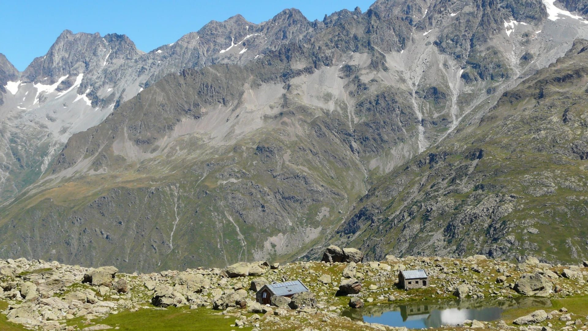 Refuge de montagne face aux sommets sur le Tour du Mont-Blanc - Alpes - France