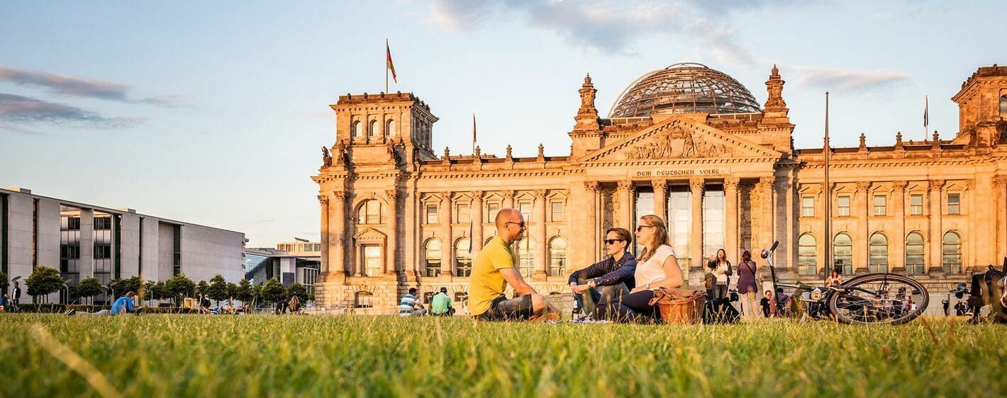 Reichstag et pelouse animée au coucher du soleil - Berlin - Allemagne