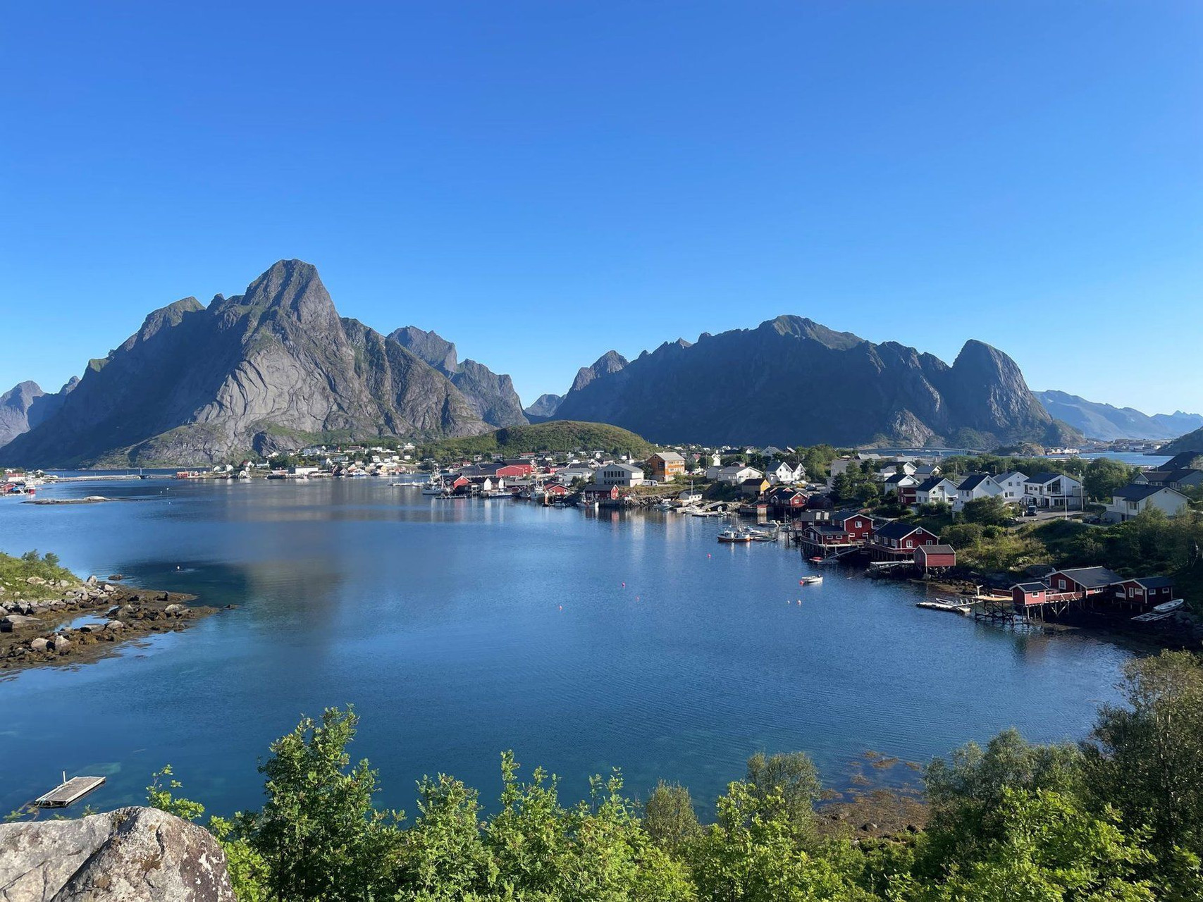 Village de pêcheurs de Reine et ses sommets - Îles Lofoten - Norvège