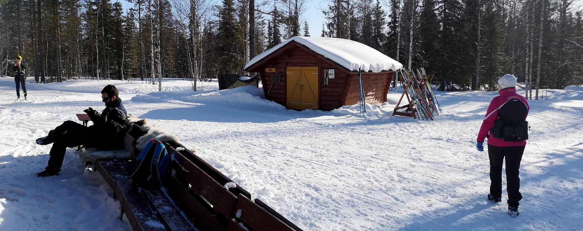 Pause au refuge en bois sur les pistes de ski de fond - Levi - Laponie, Finlande