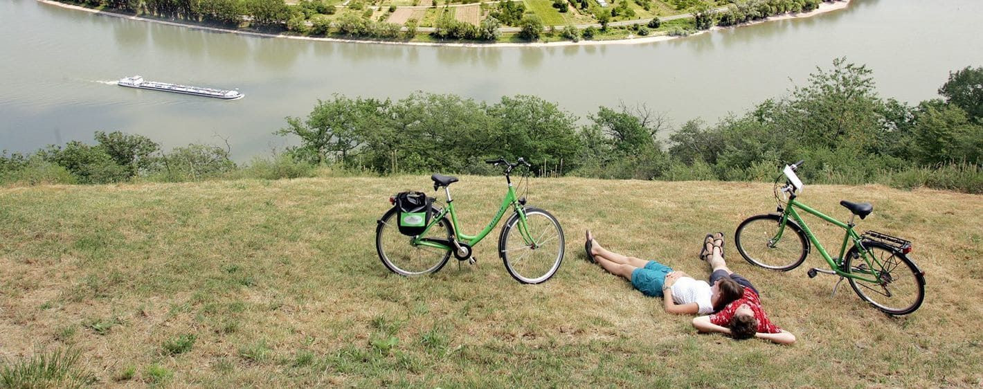 Cyclistes au repos le long du Rhin - près de Mayence - Allemagne